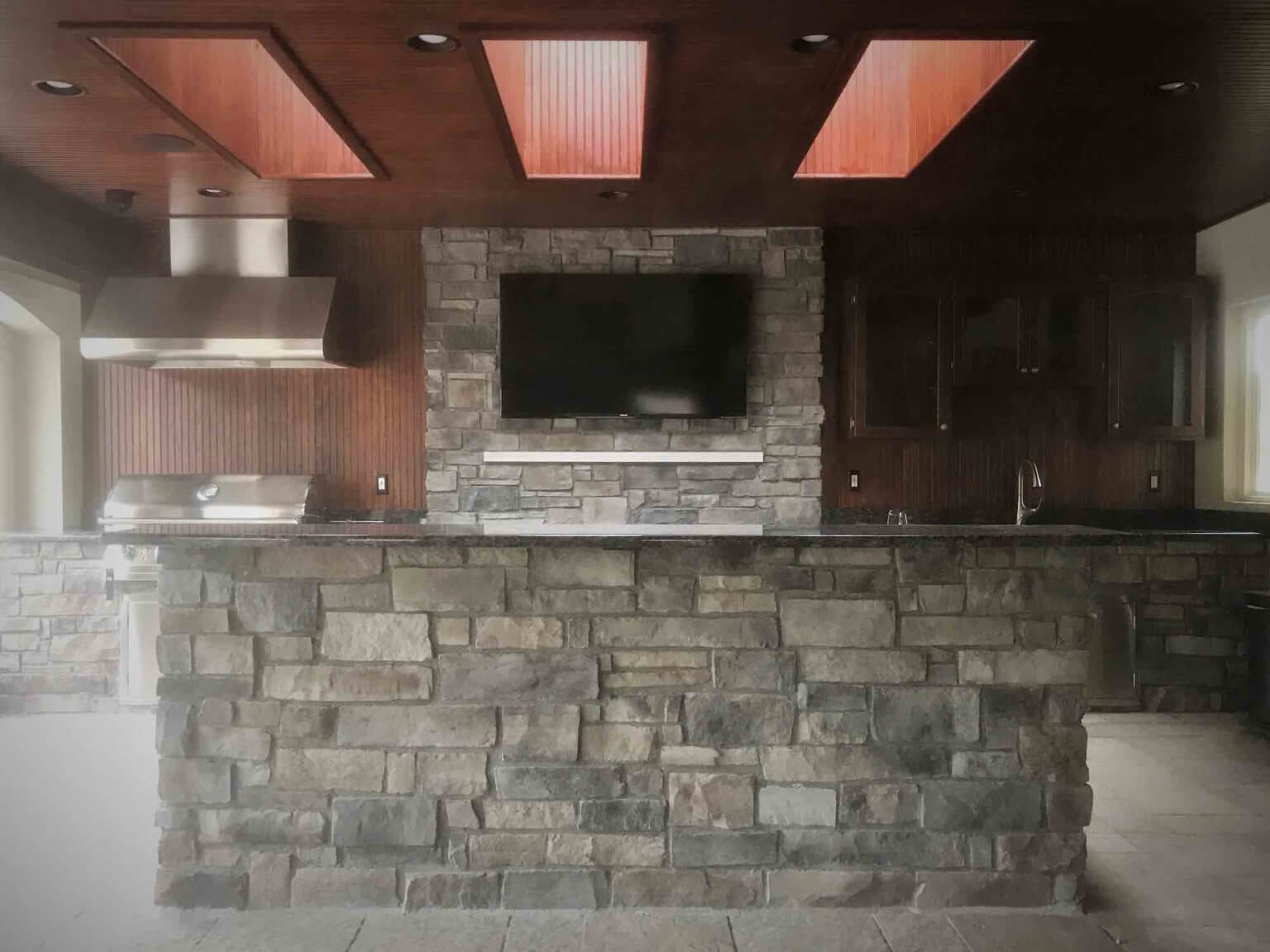 kitchen with bar and TV